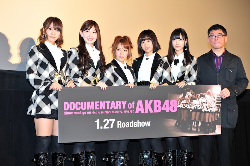 完成披露プレミア試写会に登壇した高城亜樹、小嶋陽菜、高橋みなみ、前田敦子、柏木由紀、高橋栄樹監督(写真左より)。