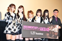 完成披露プレミア試写会に登壇した高城亜樹、小嶋陽菜、高橋みなみ、前田敦子、柏木由紀、高橋栄樹監督（写真左より）。