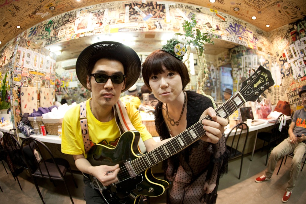 写真は2011年9月30日、心斎橋CLLUB QUATTROで行われたEGO-WRAPPIN'のライブの模様（撮影：仁礼博）。