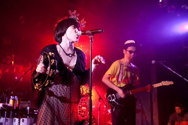 写真は2011年9月30日、心斎橋CLLUB QUATTROで行われたEGO-WRAPPIN'のライブの模様（撮影：仁礼博）。