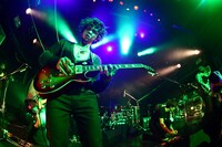 荒削りな一面もありながら、鮮烈なライブでオーディエンスを魅了したHello Sleepwalkers。