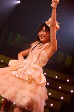 「シンクロときめき」を披露する渡辺麻友。