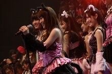 「ヘビーローテーション」を披露するAKB48。