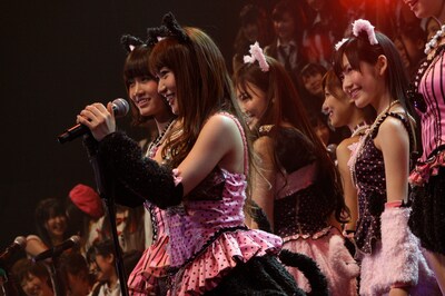 「ヘビーローテーション」を披露するAKB48。