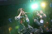 写真左から前田敦子、高橋みなみ。