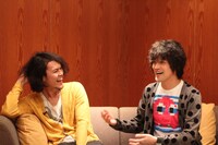 仲良く談笑する山中さわおと菅原卓郎。