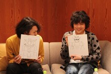 お絵描きコーナーの1問目「ガンダム」を互いに披露する山中さわおと菅原卓郎。