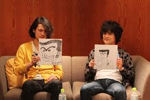 お絵描きコーナーの2問目「両津勘吉」を披露する山中さわおと菅原卓郎。