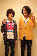 番組終了後、記念撮影に応じた山中さわおと菅原卓郎。