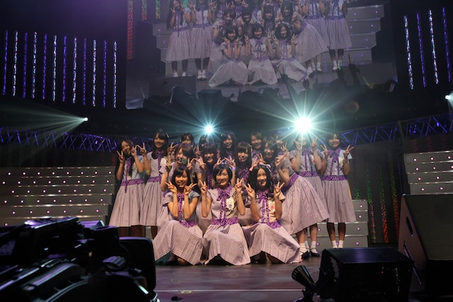 ライバルであるAKB48のイベントにサプライズ出演した乃木坂46。