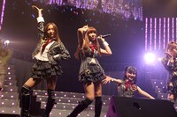 写真左から板野友美、河西智美、渡辺麻友、高橋みなみ。