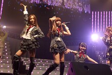 写真左から板野友美、河西智美、渡辺麻友、高橋みなみ。