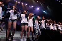「草原の奇跡」を歌唱するAKB48チームK。