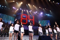 「草原の奇跡」を歌唱するAKB48チームK。