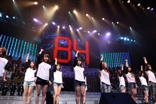 「草原の奇跡」を歌唱するAKB48チームK。