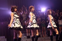 写真左から前田敦子、大家志津香、中田ちさと。