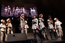 新曲「Lost the way」をパフォーマンスするDiVA。