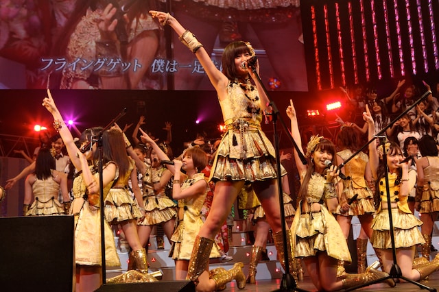 「フライングゲット」を披露するAKB48。