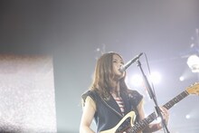 「Good-bye days」「CHE.R.RY」といった自身の代表曲も熱唱したYUI。ライブの終盤では感極まって涙ぐむ場面も。