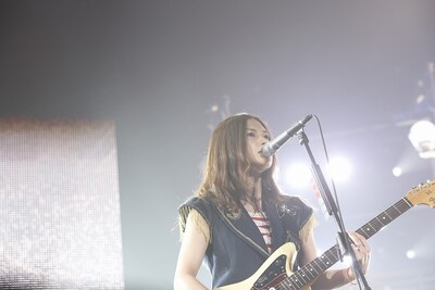 「Good-bye days」「CHE.R.RY」といった自身の代表曲も熱唱したYUI。ライブの終盤では感極まって涙ぐむ場面も。