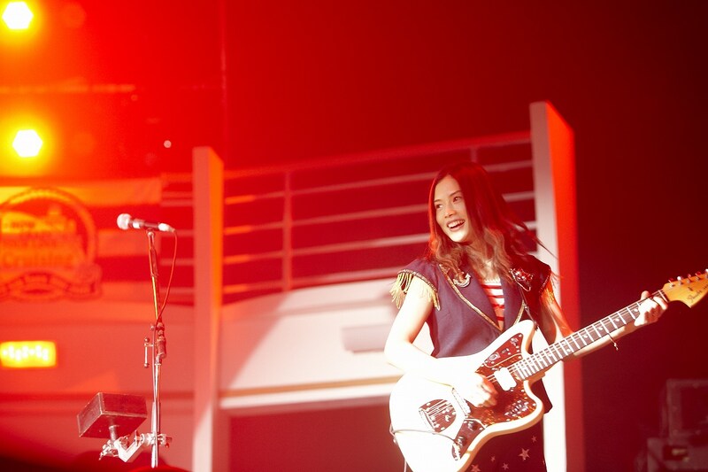 「YUI 5th Tour 2011-2012 Crusing ~HOW CRAZY YOUR LOVE~」日本武道館公演の様子。