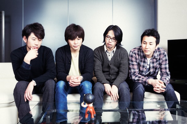 対談するASIAN KUNG-FU GENERATION（写真奥）と、キューンレコード中山道彦代表取締役（写真手前）。