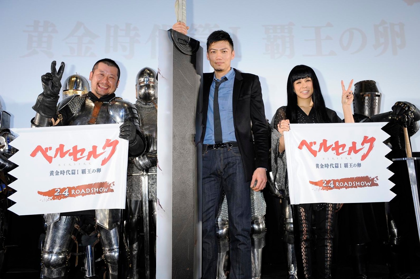 完成披露試写会に出席したAI（写真右）、岩永洋昭（中央）、ケンドーコバヤシ（左）。