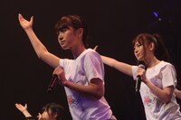 写真左から前田敦子、小嶋陽菜。