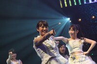 写真左から前田敦子、小嶋陽菜。