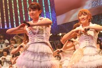 写真左から前田敦子、高橋みなみ。