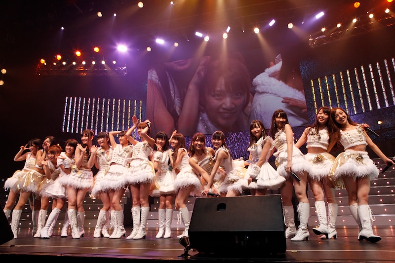 「ファースト・ラビット」を初披露するAKB48。