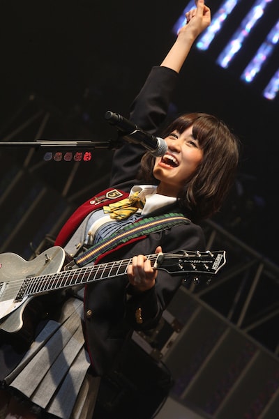 シルバーのギターを手に「GIVE ME FIVE!」を歌う前田敦子。