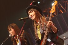 写真左から小嶋陽菜、大島優子。