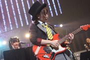 ギターソロを弾く高橋みなみ。
