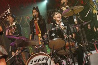 ドラムを叩く柏木由紀。