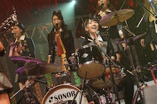 ドラムを叩く柏木由紀。