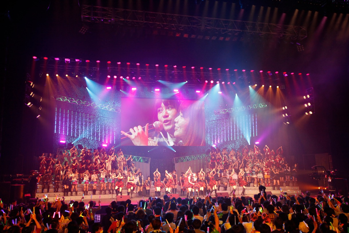 「ヘビーローテーション」を披露するAKB48。
