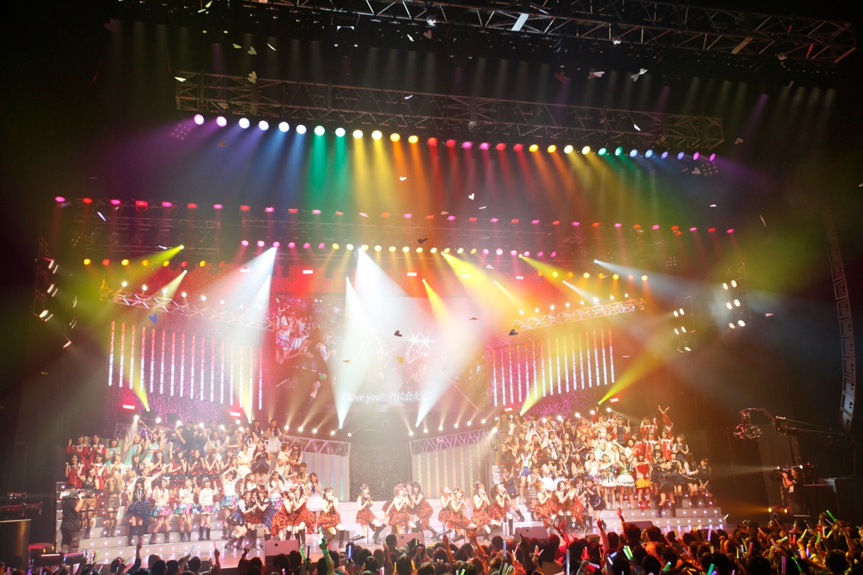 「ヘビーローテーション」を披露するAKB48。