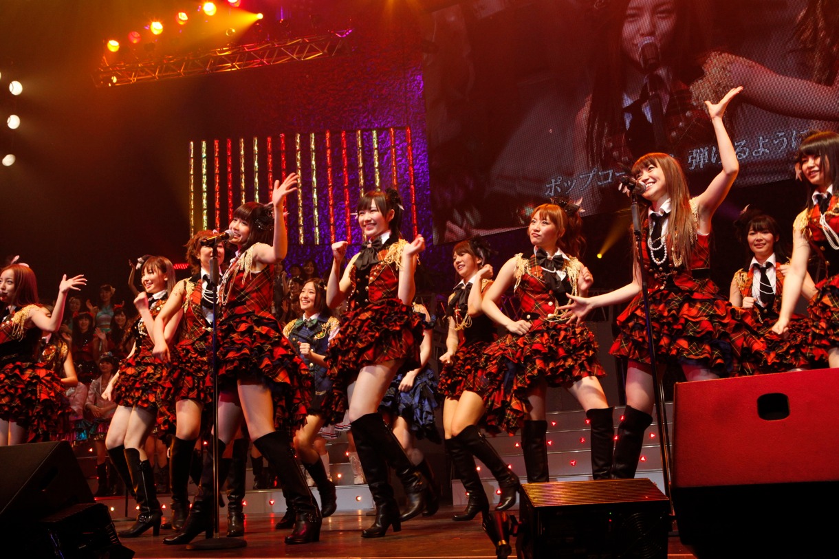 「ヘビーローテーション」を披露するAKB48。