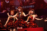 写真左から高橋みなみ、大島優子、横山由依。