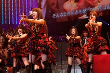 「ヘビーローテーション」を披露するAKB48。