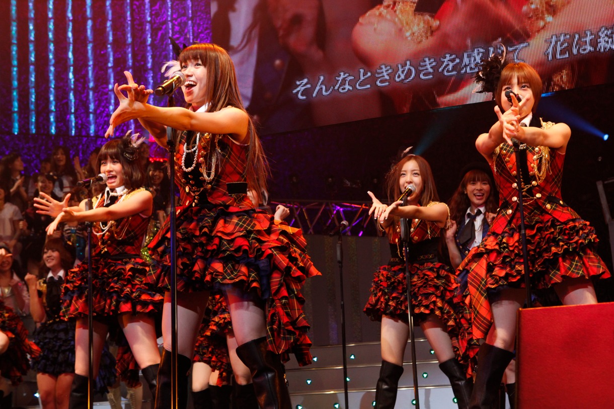 「ヘビーローテーション」を披露するAKB48。