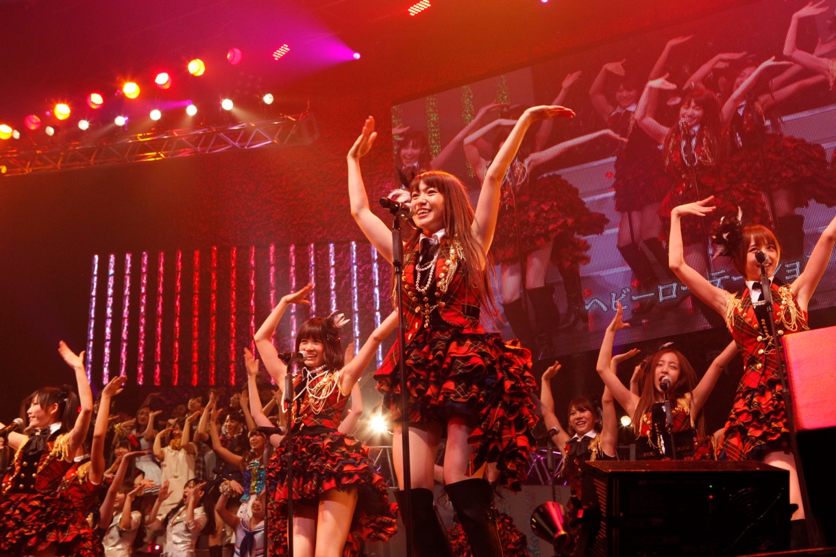 「ヘビーローテーション」を披露するAKB48。