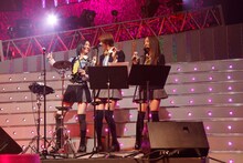 写真左から松井珠理奈、篠田麻里子、板野友美。