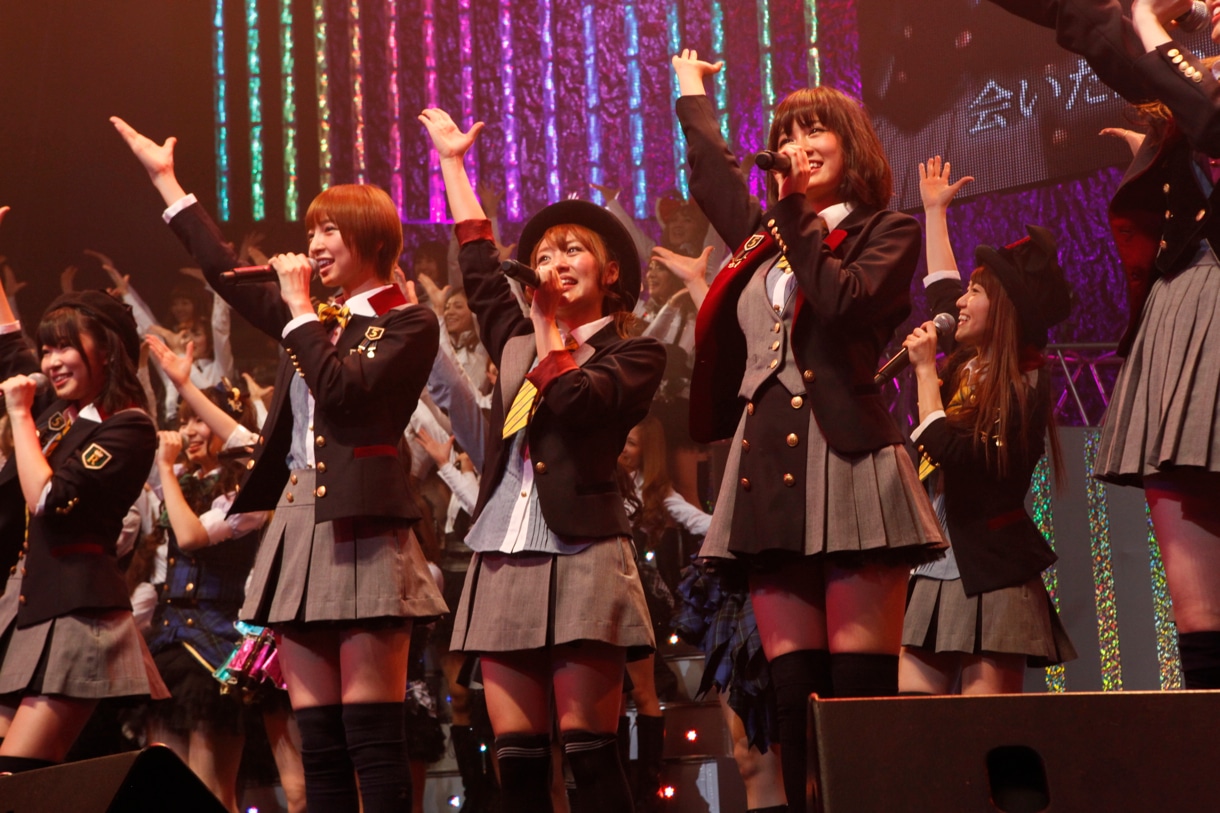 「会いたかった」を披露するAKB48。