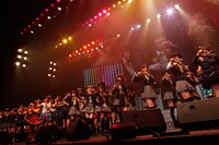 「会いたかった」を披露するAKB48。