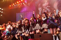 「会いたかった」を披露するAKB48。