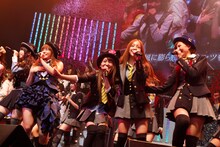 「会いたかった」を披露するAKB48。