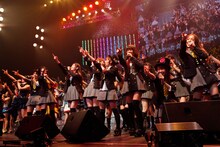 「会いたかった」を披露するAKB48。