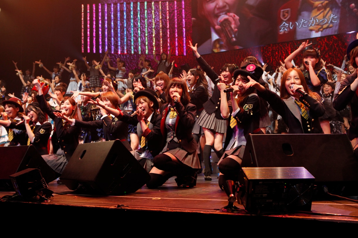 「会いたかった」を披露するAKB48。